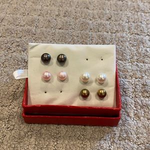 Cultured pearl studs